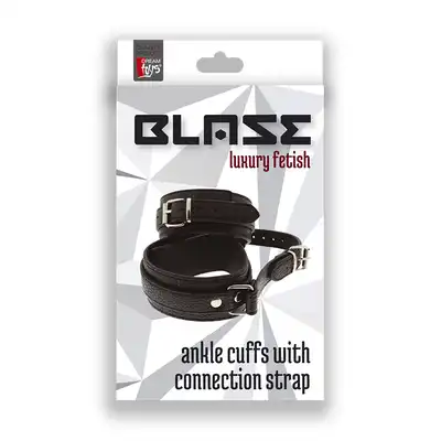Blaze - Ankle Cuffs with Connection Strap. Super miękkie, regulowane kajdanki z wegańskiej skóry z pasem łączącym.