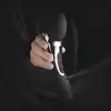 Sway Vibes - Wand Vibrator Black. Magiczna różdżka z ultra miękkiego, aksamitnego silikonu. Elegancki wzór. 