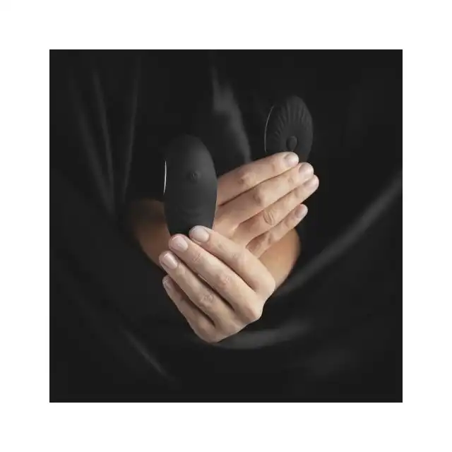 Sway Vibes - No. 3 Black. Stringi z wibratorem sterowanym na pilota. Mocny i dyskretny masażer. 