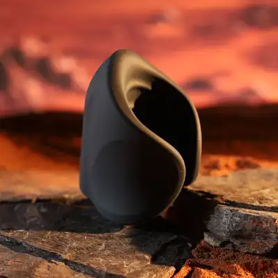 Boners - Vibrating Handjob Stroker. Wibrujący masturbator z mega przyjemnego dla skóry materiału. Realistyczne doznania. 