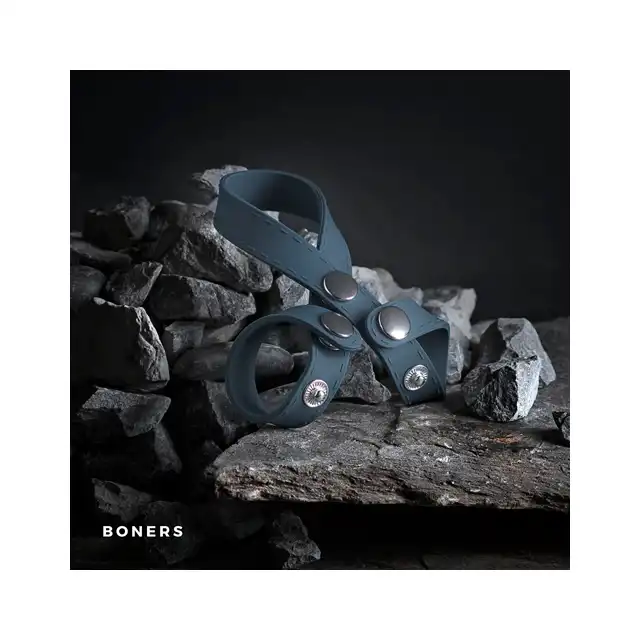 Boners - 8-style Ball Splitter. Świetny regulowany ring erekcyjny z solidnego, przyjemnego w dotyku materiału. 