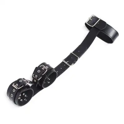 Toyz 4 Lover - Back Cuffs and Collar Restraint. Uprząż do krępowania rąk przy ciele ze sztucznej skóry. Bestseller w świetnej cenie!