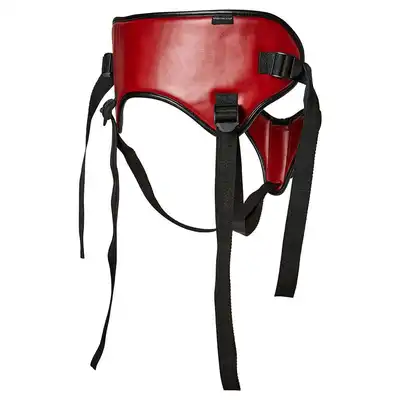 Sportsheets - Saffron Strap On. Wytrzymały, stylowy strap on z czerwonej wegańskiej skóry.