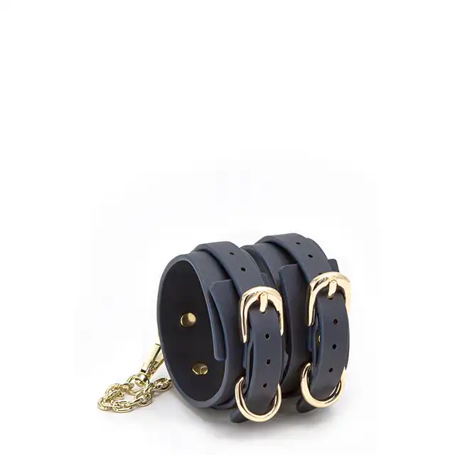 Bondage Couture - Ankle Cuff Blue. Eleganckie kajdanki na kostki z syntetycznego materiału przypominającego skórę. Nie zawiera niklu!
