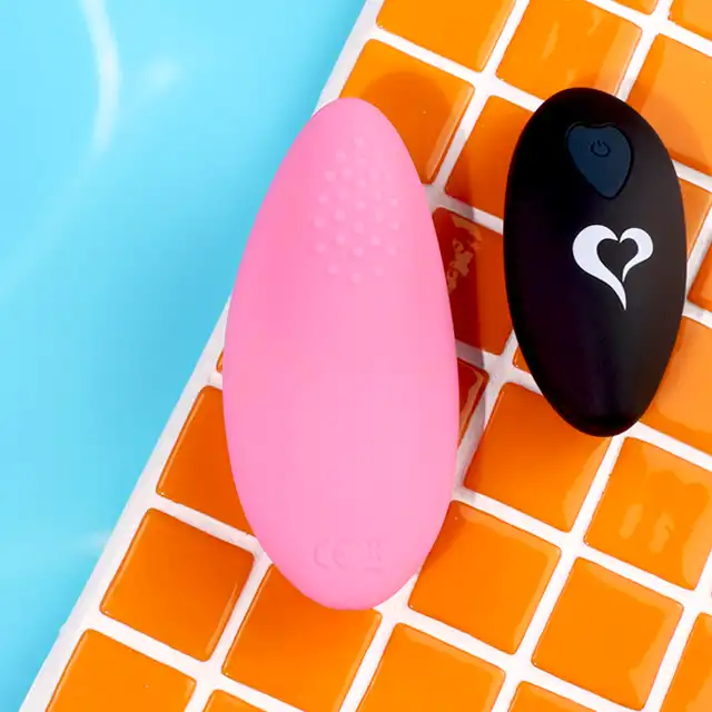 FeelzToys - Panty Vibe Remote Controlled Vibrator Pink. Wibrator do łechtaczki sterowany zdalnie. Najlepsza jakość, pomysłowe opakowanie w formie silikonowej torebeczki. 