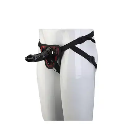 Blaze - Deluxe Strap On Dildo. Realistyczne dildo i czarno czerwony, stylowy strap on. Super dopasowane do ciała i wytrzymałe. 