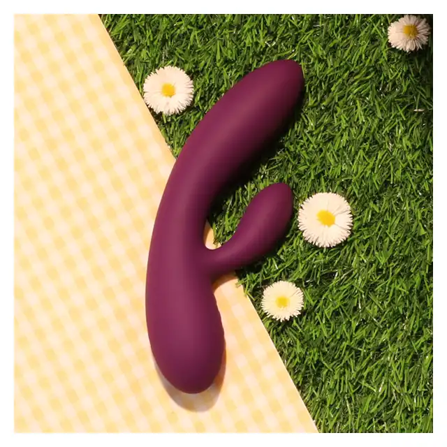 FeelzToys - Lea Rabbit Vibrator Purple. Cichy, przyjemny w dotyku wibrator z króliczkiem, wyprofilowany do stymulacji punktu G. 