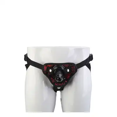 Blaze - Deluxe Strap On Dildo. Realistyczne dildo i czarno czerwony, stylowy strap on. Super dopasowane do ciała i wytrzymałe. 