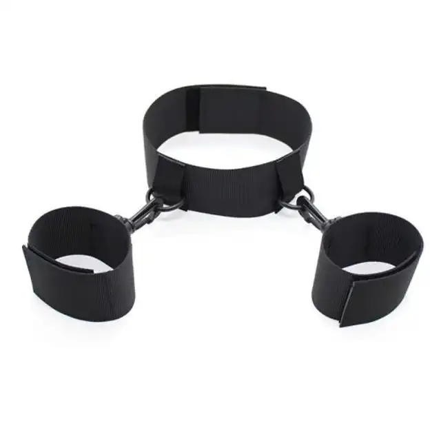 Toyz 4 Lovers - Cuffs with Collar. Regulowana miękka obroża, którą można spiąć z kajdankami w zestawie!