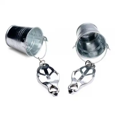 Master Series - Jugs Nipple Clamps. Nietypowe klamerki na sutki z obciążeniem. Napełnij wiaderko wodą i wzmocnij zaciski! 