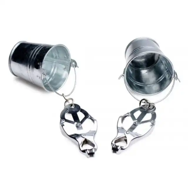 Master Series - Jugs Nipple Clamps. Nietypowe klamerki na sutki z obciążeniem. Napełnij wiaderko wodą i wzmocnij zaciski! 