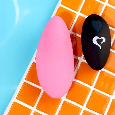 FeelzToys - Panty Vibe Remote Controlled Vibrator Pink. Wibrator do łechtaczki sterowany zdalnie. Najlepsza jakość, pomysłowe opakowanie w formie silikonowej torebeczki. 