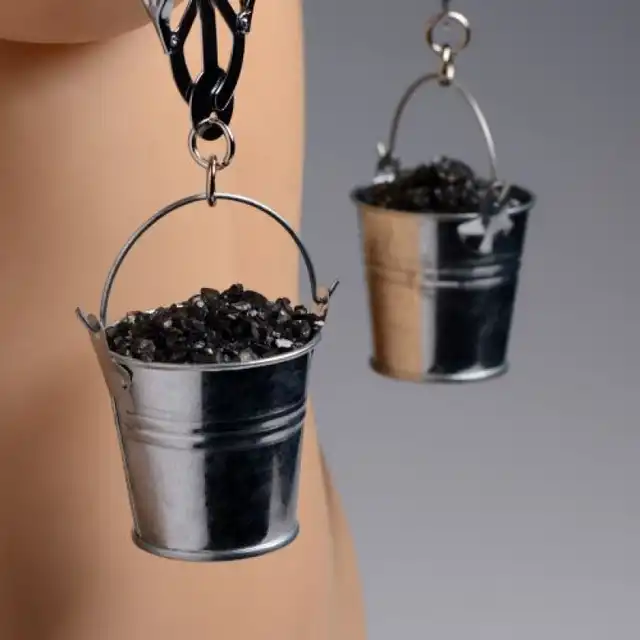 Master Series - Jugs Nipple Clamps. Nietypowe klamerki na sutki z obciążeniem. Napełnij wiaderko wodą i wzmocnij zaciski! 