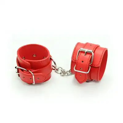 Toyz 4 Lovers - Red Handcuffs. Czerwone kajdanki z ekologicznego odpowiednika skóry! Super wygodna regulacja. Mega Sale!