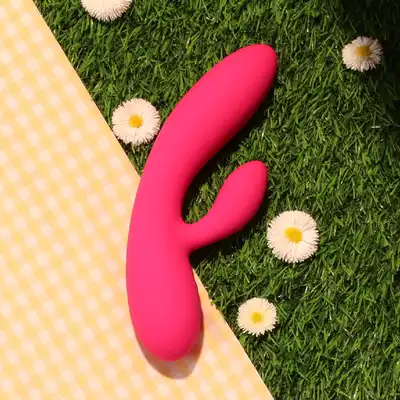 FeelzToys - Lea Rabbit Vibrator Pink. Cichy, przyjemny w dotyku wibrator z króliczkiem, wyprofilowany do stymulacji punktu G. 