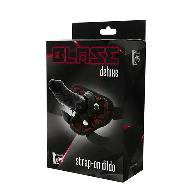 Blaze - Deluxe Strap On Dildo. Realistyczne dildo i czarno czerwony, stylowy strap on. Super dopasowane do ciała i wytrzymałe. 