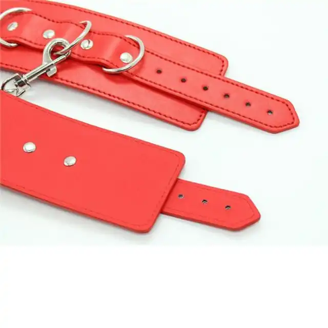 Toyz 4 Lovers - Red Handcuffs. Czerwone kajdanki z ekologicznego odpowiednika skóry! Super wygodna regulacja. Mega Sale!