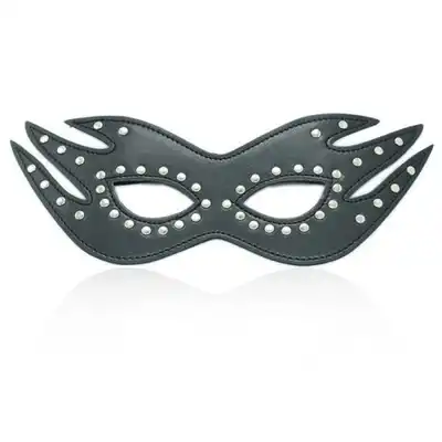 Toyz 4 Lovers - Face Mask. Czarna maska podkreślająca kształt twarzy i oczy. Ćwieki dodają drapieżności miękkiej i wygodnej skórze.