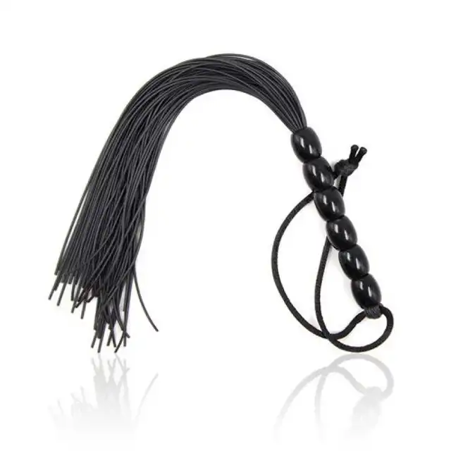 Toyz 4 Lovers - Flogger Whip Black. Czarny pejczyk silikonowy, dzięki któremu rozpalisz skórę do czerwoności. 