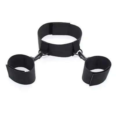 Toyz 4 Lovers - Cuffs with Collar. Regulowana miękka obroża, którą można spiąć z kajdankami w zestawie!