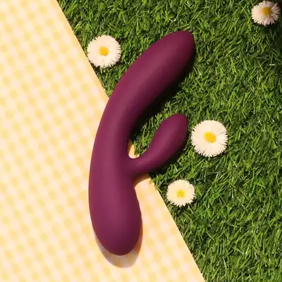 FeelzToys - Lea Rabbit Vibrator Purple. Cichy, przyjemny w dotyku wibrator z króliczkiem, wyprofilowany do stymulacji punktu G. 