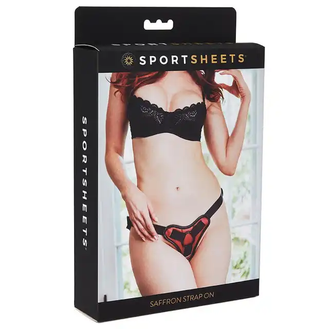 Sportsheets - Saffron Strap On. Wytrzymały, stylowy strap on z czerwonej wegańskiej skóry.