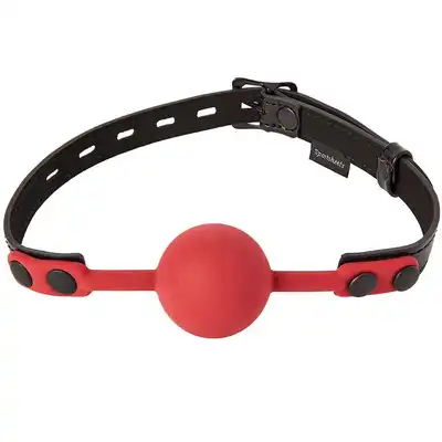 Sportsheets - Breathable Ball Gag. Czerwony, bezpieczny i uniwersalny knebel. Wegańska skóra!