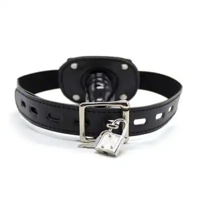 Toyz 4 Lovers - Penis Gag. Regulowany, zapinany na kłódkę gag z małym penisem do ust. 