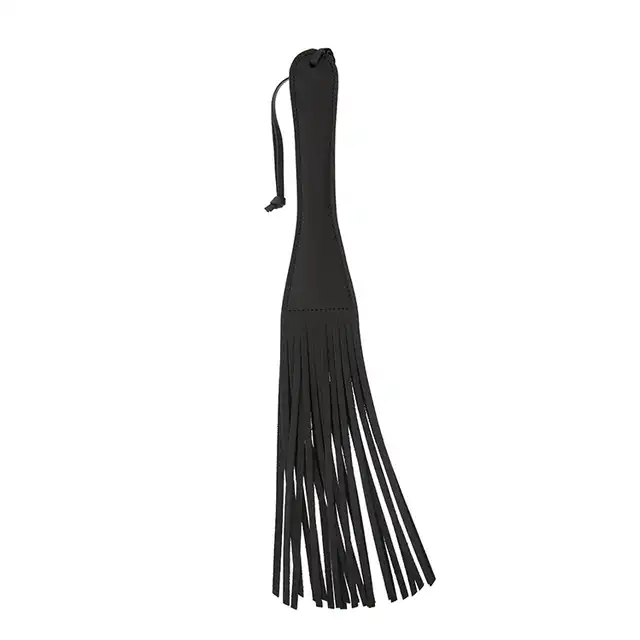 Guilty Pleasure - Tesseled Flogger. Czarny, skóropodobny pejcz. 51 cm długości, przyjemny w dotyku. Drażniące paseczki!