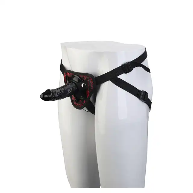 Blaze - Deluxe Strap On Dildo. Realistyczne dildo i czarno czerwony, stylowy strap on. Super dopasowane do ciała i wytrzymałe. 