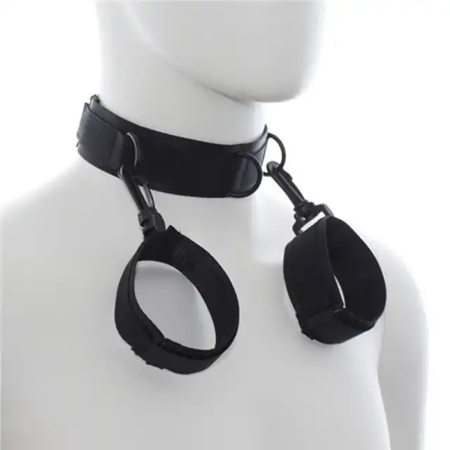 Toyz 4 Lovers - Cuffs with Collar. Regulowana miękka obroża, którą można spiąć z kajdankami w zestawie!
