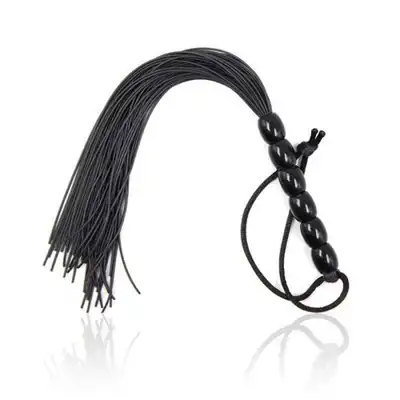 Toyz 4 Lovers - Flogger Whip Black. Czarny pejczyk silikonowy, dzięki któremu rozpalisz skórę do czerwoności. 