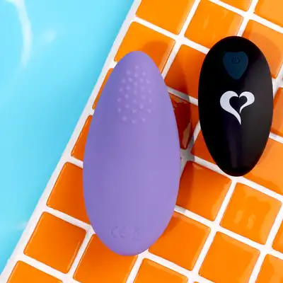 FeelzToys - Panty Vibe Remote Controlled Vibrator Purple. Wibrator do łechtaczki sterowany zdalnie. Najlepsza jakość, pomysłowe opakowanie w formie silikonowej torebeczki. 