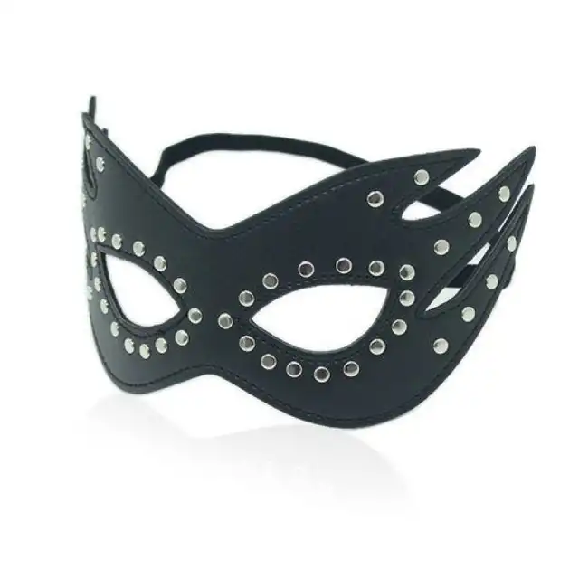 Toyz 4 Lovers - Face Mask. Czarna maska podkreślająca kształt twarzy i oczy. Ćwieki dodają drapieżności miękkiej i wygodnej skórze.