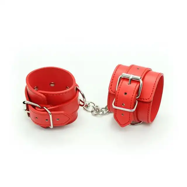 Toyz 4 Lovers - Red Handcuffs. Czerwone kajdanki z ekologicznego odpowiednika skóry! Super wygodna regulacja. Mega Sale!