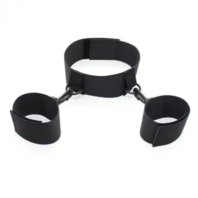 Toyz 4 Lovers - Cuffs with Collar. Regulowana miękka obroża, którą można spiąć z kajdankami w zestawie!