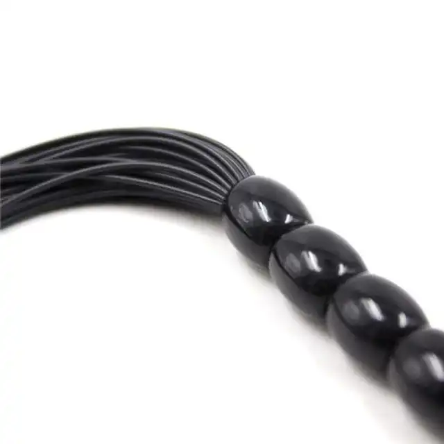 Toyz 4 Lovers - Flogger Whip Black. Czarny pejczyk silikonowy, dzięki któremu rozpalisz skórę do czerwoności. 