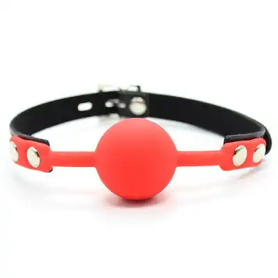 Toyz 4 Lovers - Ball Gag. Regulowany knebel zapinany na kłódkę. Czarno czerwony kolor. Mega sale!