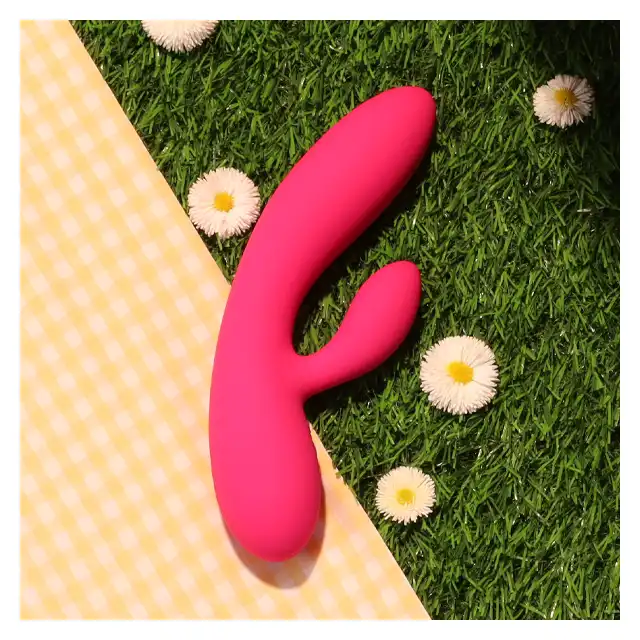 FeelzToys - Lea Rabbit Vibrator Pink. Cichy, przyjemny w dotyku wibrator z króliczkiem, wyprofilowany do stymulacji punktu G. 