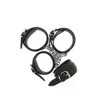 Blaze - Hog Tie Cuff Set. Zestaw kajdanek do nadgarstków i nóg łączonych metalowym łańcuchem. 