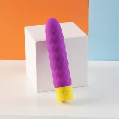 ROMP - Beat. Mini wibrator. 4 tryby silnych wibracji, 6 prędkości, wodoodporność, aksamitny silikon. 15 cm, kompaktowy rozmiar. 