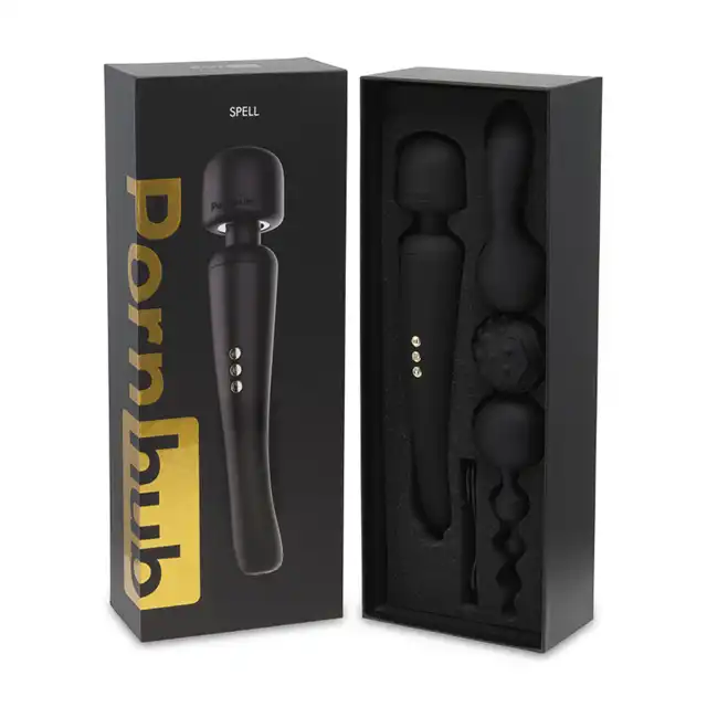 Pornhub - Spell Wand Set. Luksusowy model wibratora typu Wand. Megamocna Rożdzka z 3 niezwykłymi nakładkami(analna, króliczek, teksturowana). 20 programów. Stymuluje wszystko!