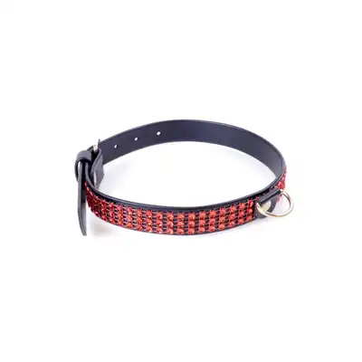 Fetish Boss Series - Collar Red Crystal 2 cm. Obroża wypełniona kryształkami. Prosta regulacja, wygodna szerokość.