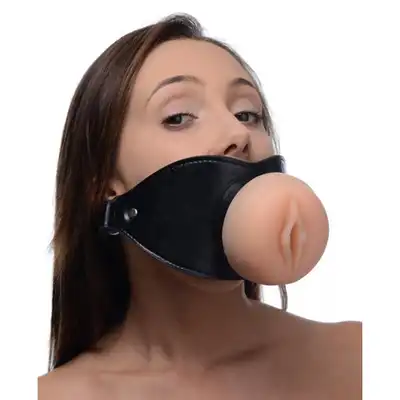 Master Series PRO - Pussy Face Oral Sex Mouth Gag. Pasuje doskonale na każdą twarz. Pochwa i usta w jednej penetracji. Hit.