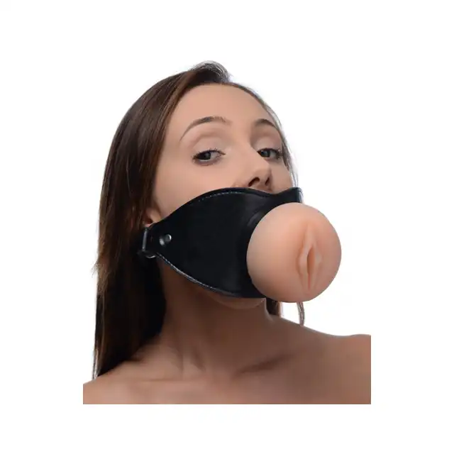 Master Series PRO - Pussy Face Oral Sex Mouth Gag. Pasuje doskonale na każdą twarz. Pochwa i usta w jednej penetracji. Hit.