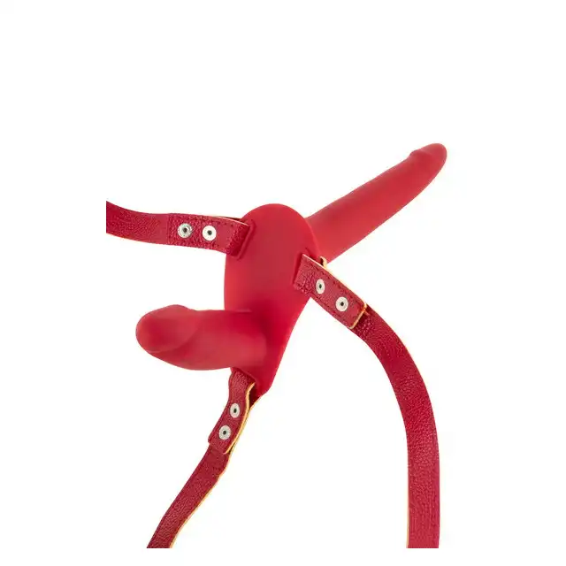 Fetish Tentation - Strap On with Double Dildo. Strap-on z podwójnym czerwonym dildem. Stymulacja partnerów na raz! 