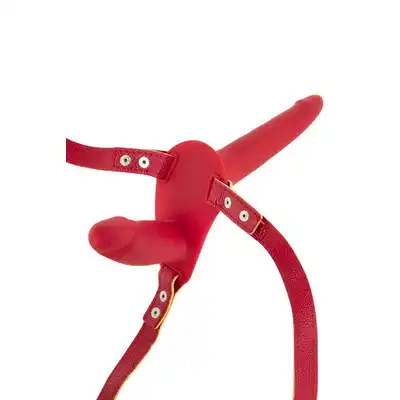 Fetish Tentation - Strap On with Double Dildo. Strap-on z podwójnym czerwonym dildem. Stymulacja partnerów na raz! 