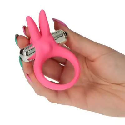 Toyz 4 Lovers - Strechy Pink cock Ring.  100% silikonowy elastyczny ring z wibracjami. Różowy króliczek stymuluje łechtaczkę.