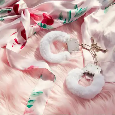 Furry cuffs, colour white, in colour box