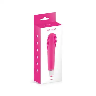 My First - Pickle Pink. Twój pierwszy, dyskretny, wodoodporny i wyposażony w aż 7 trybów wibracji wibrator ze stymulującymi włoskami w kolorze różowym